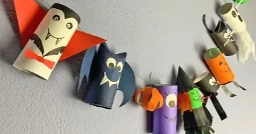 Monstruos de Halloween hechos con rollos de papel: vampiro, murciélago, bruja y calabaza