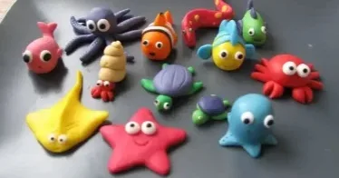 Animales marinos de plastilina: pulpo, cangrejo, estrella de mar, tortuga y peces