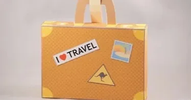 Maleta de viaje de cartulina con pegatinas de I love travel